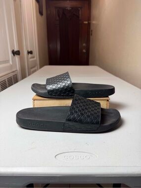 GUCCI Microguccissima Benassi Shower Sandals Black Sz 9